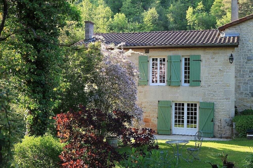 Foto 7 von 12: Unterkunft: restaurierte Mühle aus dem 15. Jahrhundert umgeben von einem wunderschönen 2 Ha großen Garten.