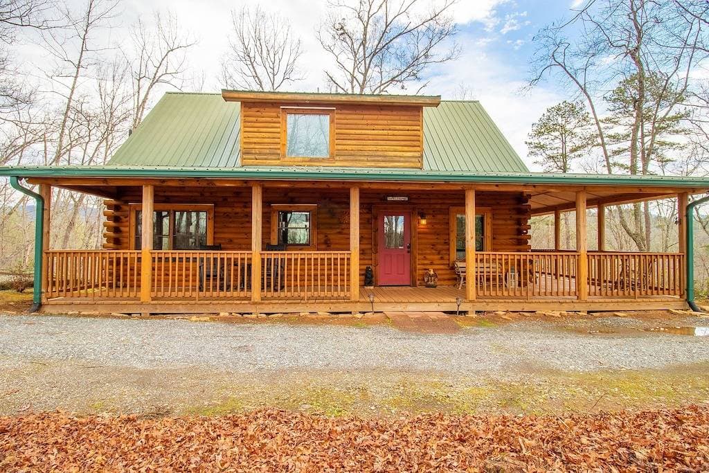 Foto 9 von 50: Elegant Log Cabin between Cherokee and Bryson City, hot tub & fire pit