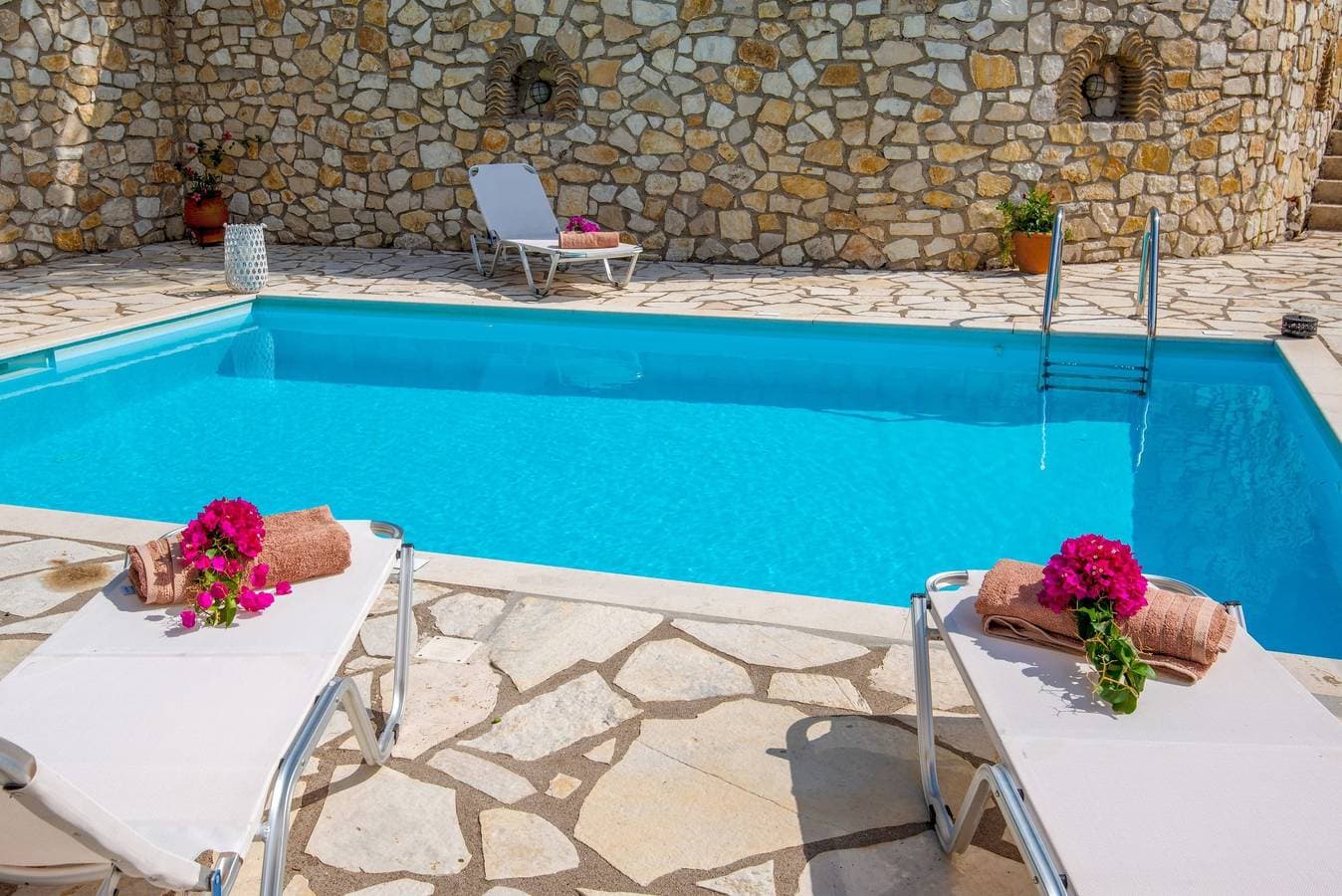 Foto 5 von 23: Dive into Summer - Kirki's Cozy Pool Gem on Paxoi