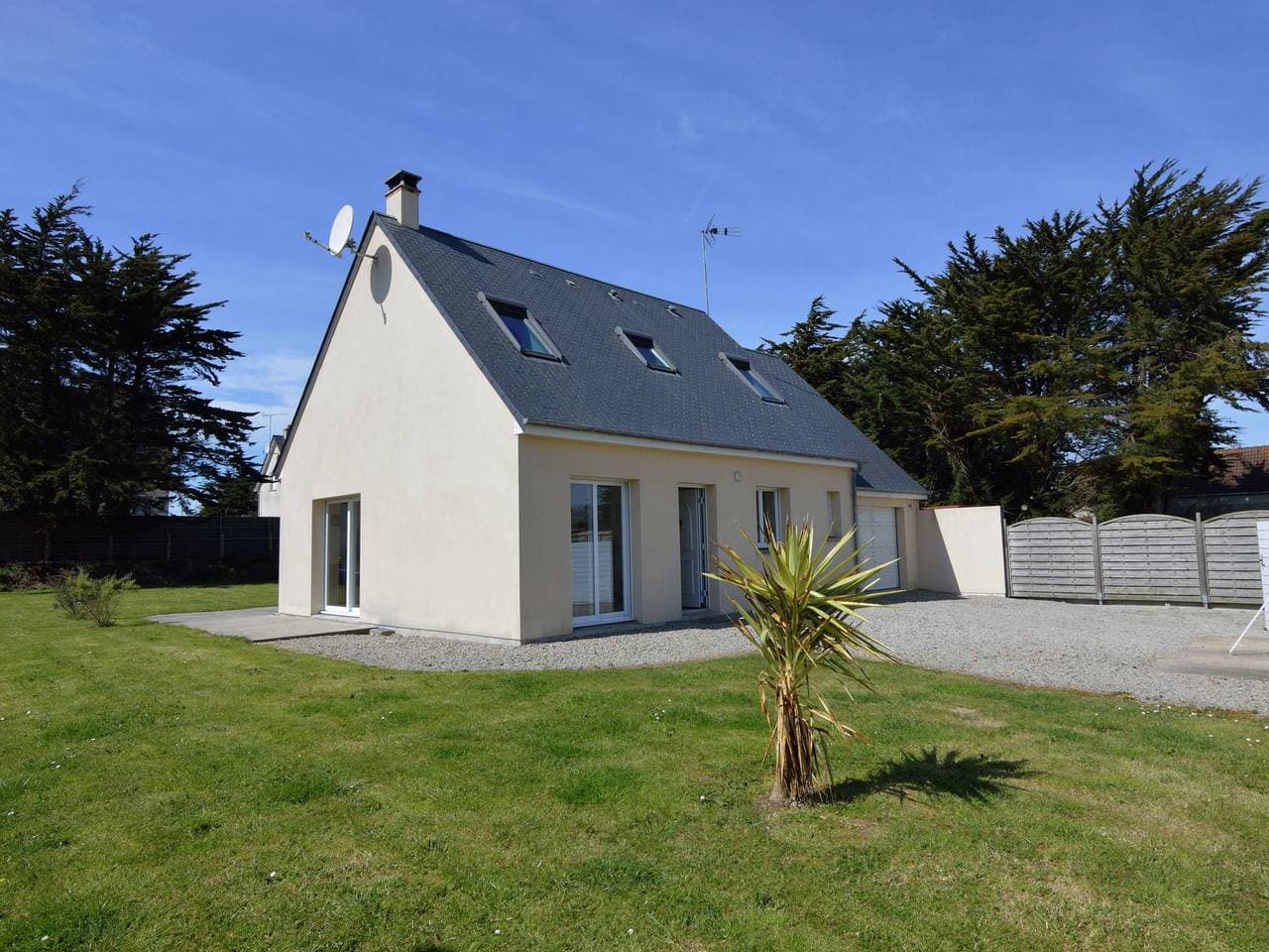Denneville Coastal Escape mit Garten 1