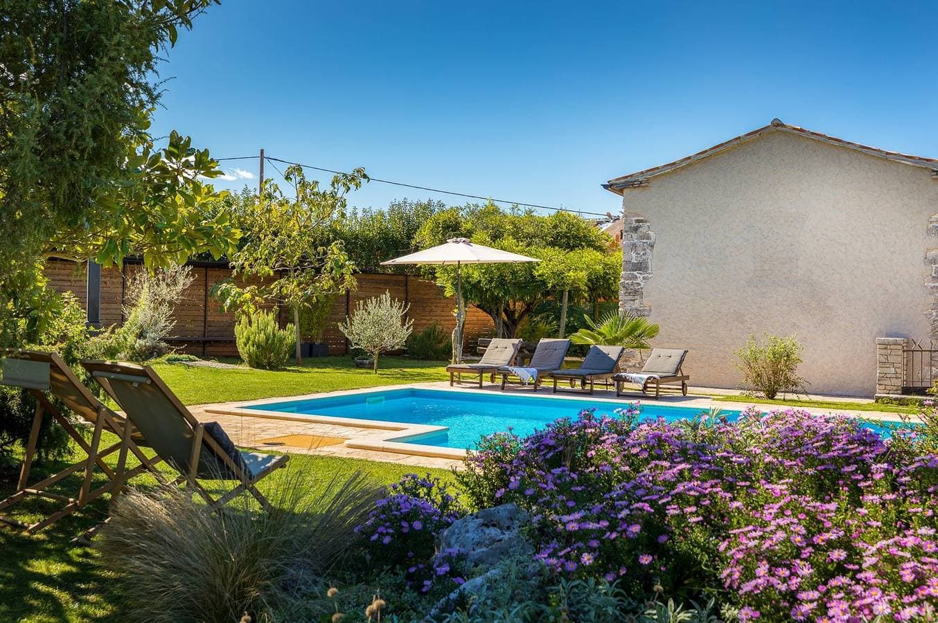 Foto 2 von 46: Villa Dorstari – Charmantes Ferienhaus mit privatem Pool und wunderschönem Garten im Herzen Istriens