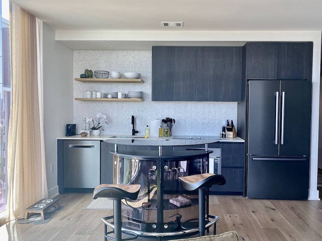 Foto 9 von 34: Luxury Condo w/ Lake View -Walk to Rainey & Lake, Pool, Gym, King Bed, Nespresso