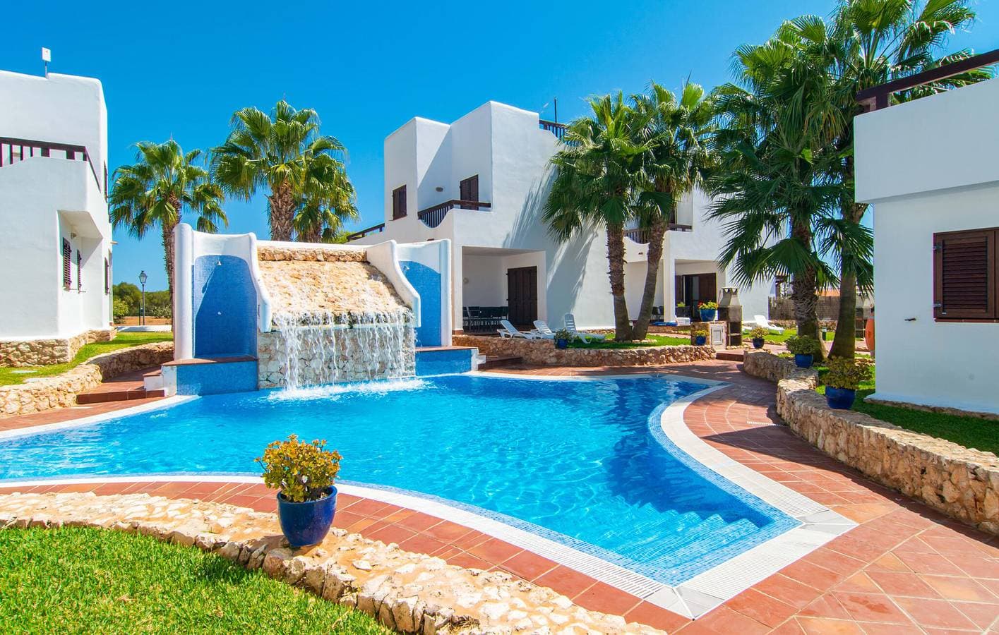 Foto 11 von 26: Sonniger Rückzugsort am Meer mit Pool und Terrasse