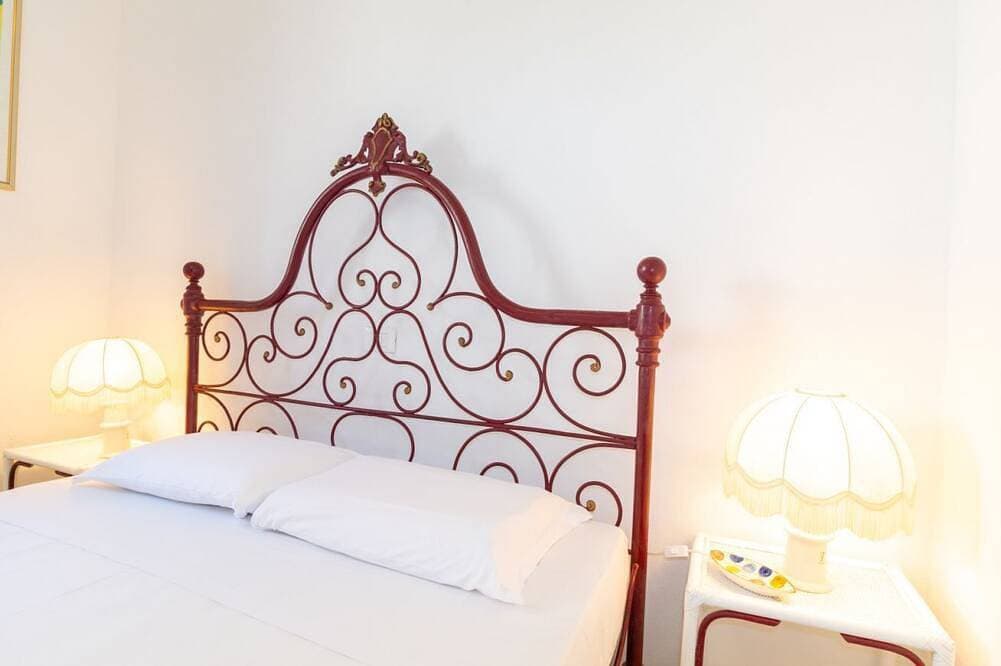 Foto 5 von 30: Overlooking the incredible beauty of the San Giovanni di Sinis coast, Villa Maestrale is an exclusive residence designed for those seeking privacy, comfort, and a breathtaking sea view.The spacious and bright villa comprises four bedrooms, one of which i