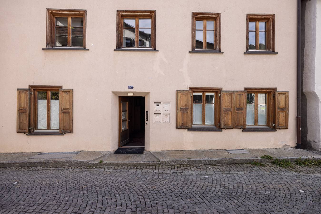 Foto 4 von 12: Chasa Vi Studio: mitten im Zentrum von Scuol gelegen