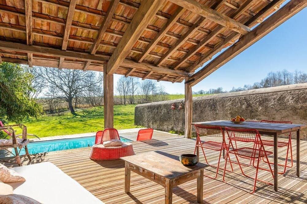 La Grange: Between sea and mountains, spacious gîte with private pool. 1