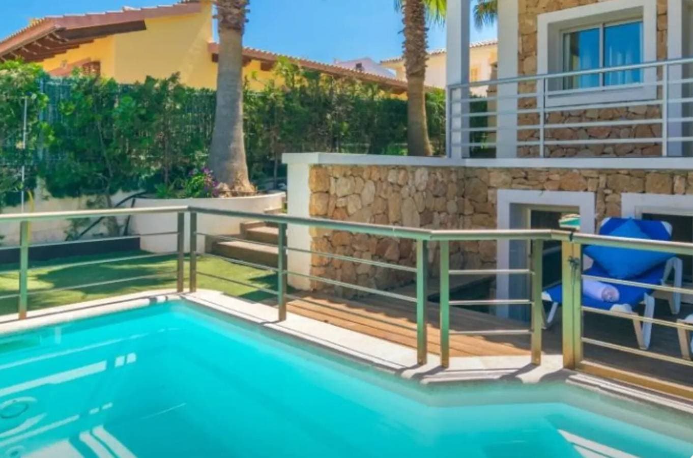 Foto 3 von 25: Geräumiges Ferienhaus Bahamas 1 mit WLAN, Pool, Balkon, Terrassen und Garten