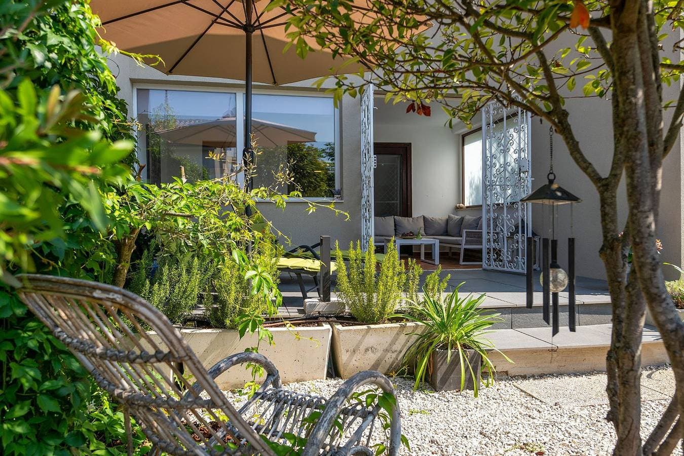 Foto 2 von 34: Exquisites Ferienhaus mit privatem Garten, Liegen, Kinderstuhl, Waschmaschine - nur 700 Meter zum Strand