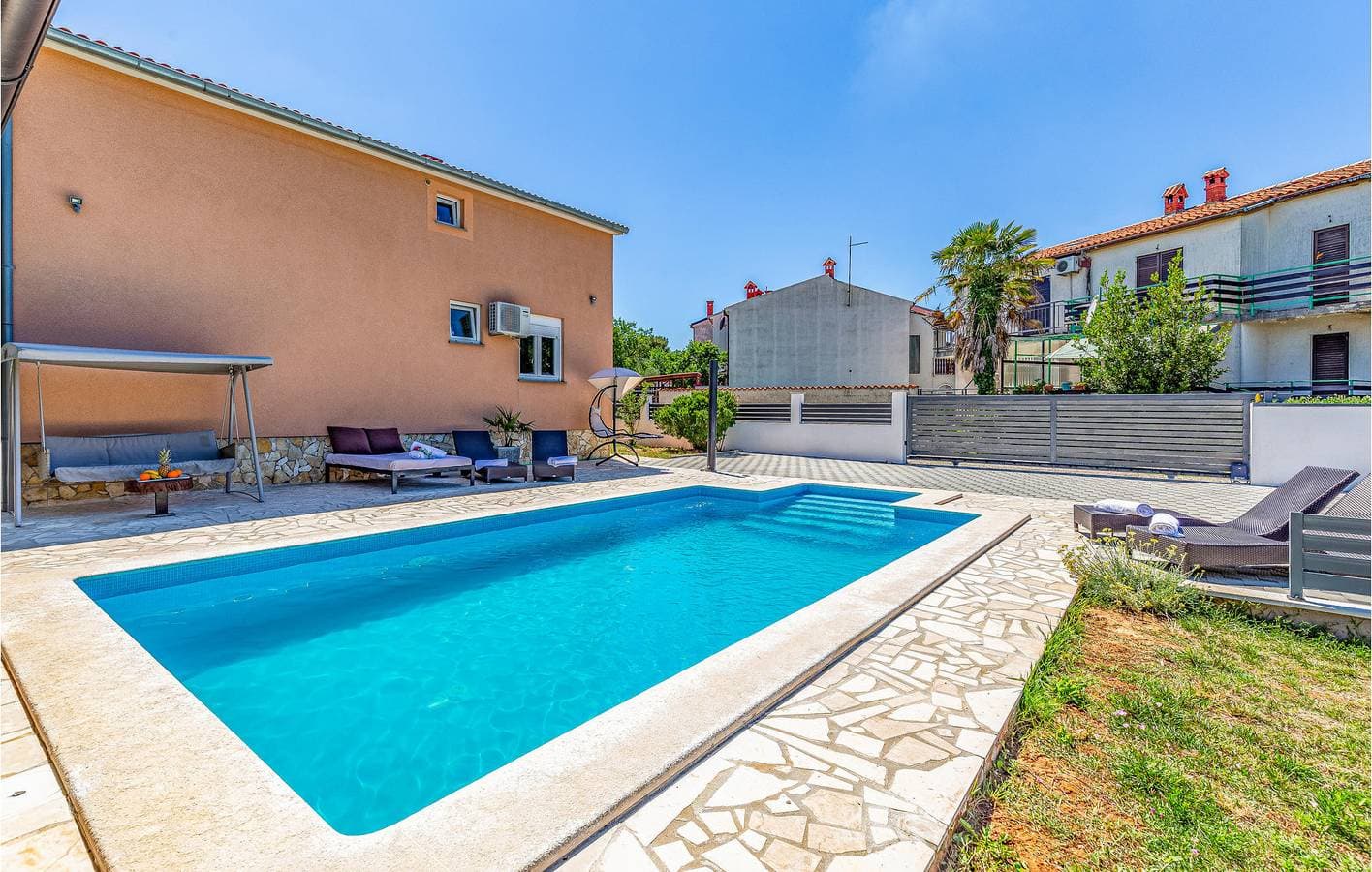 Foto 11 von 20: Modernes 1-Zimmer-Apartment mit Pool, WLAN und Parkplatz in der Nähe des Stadtzentrums von Vintijan