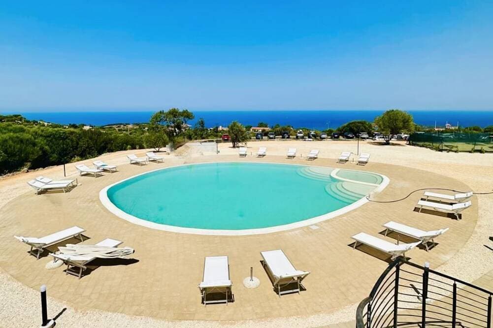 Foto 11 von 12: Two-room apartment of approximately 28 m2, located on the ground floor or first floor with sea view, composed of a living room with kitchenette, double sofa bed, double bedroom (joinable single beds), bathroom, balcony or veranda. Some apartments may hav