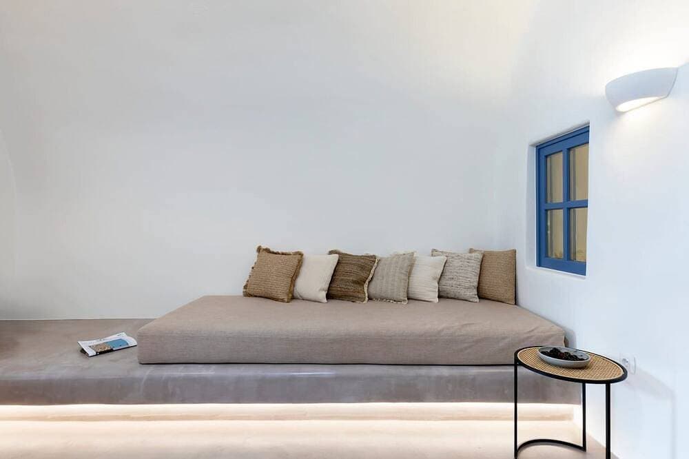 Foto 9 von 20: Amazing Santorini Suite | Ananke Suite | Private Hot Tub | Spacious Furnished.