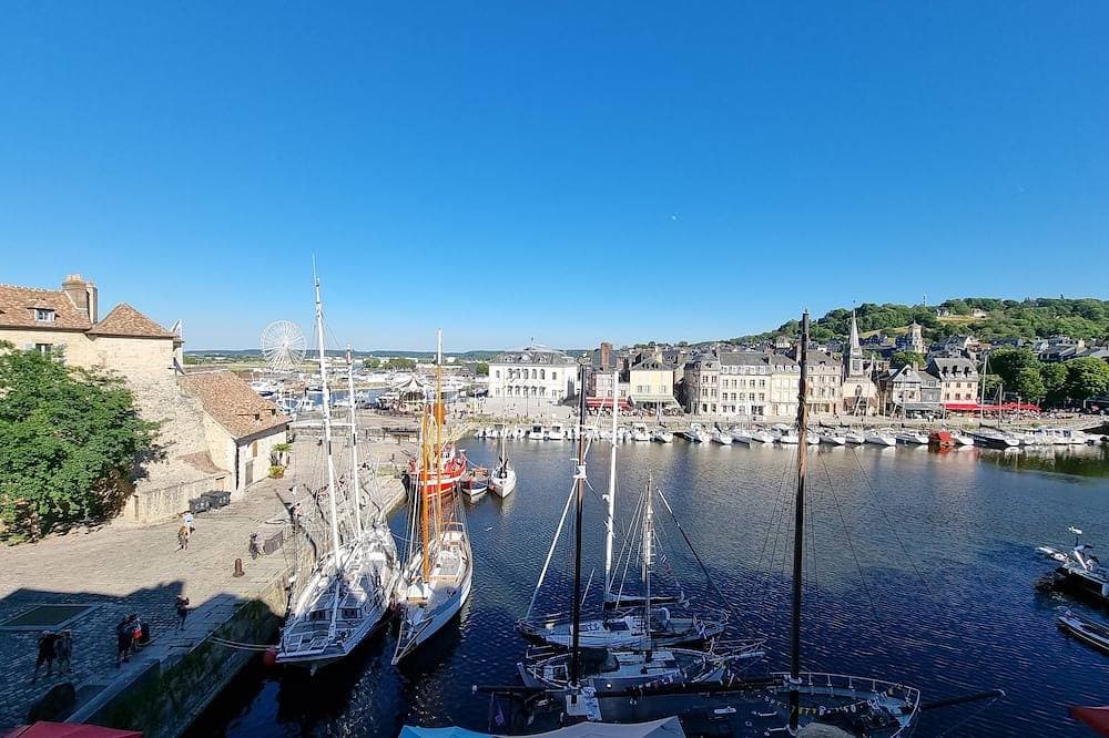 Foto 10 von 12: Houdaille 1 - Helle Suite mit Blick auf den Hafen von Honfleur