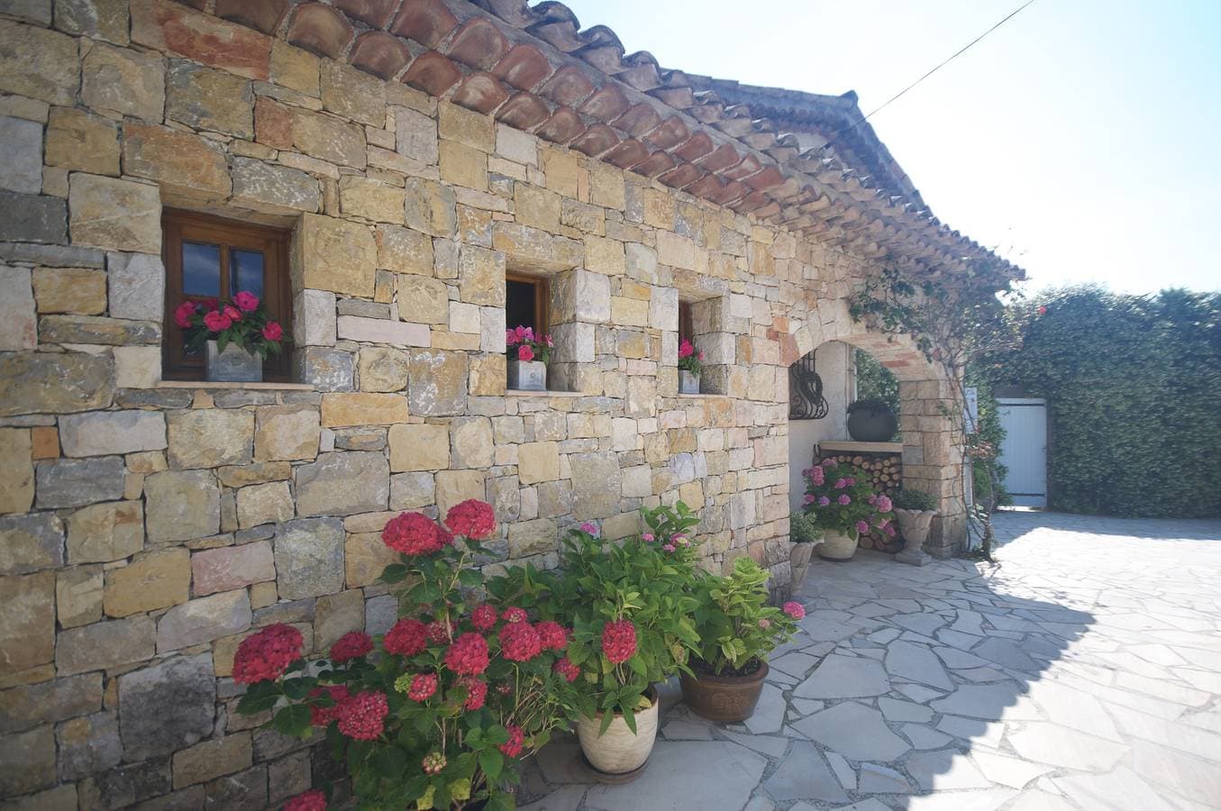 Foto 2 von 31: Atemberaubende Opio-Villa auf einem Hügel mit epischer Aussicht Voller Klimaanlage zu Fuß nach Valbonne zum Aufladen von Elektrofahrzeugen