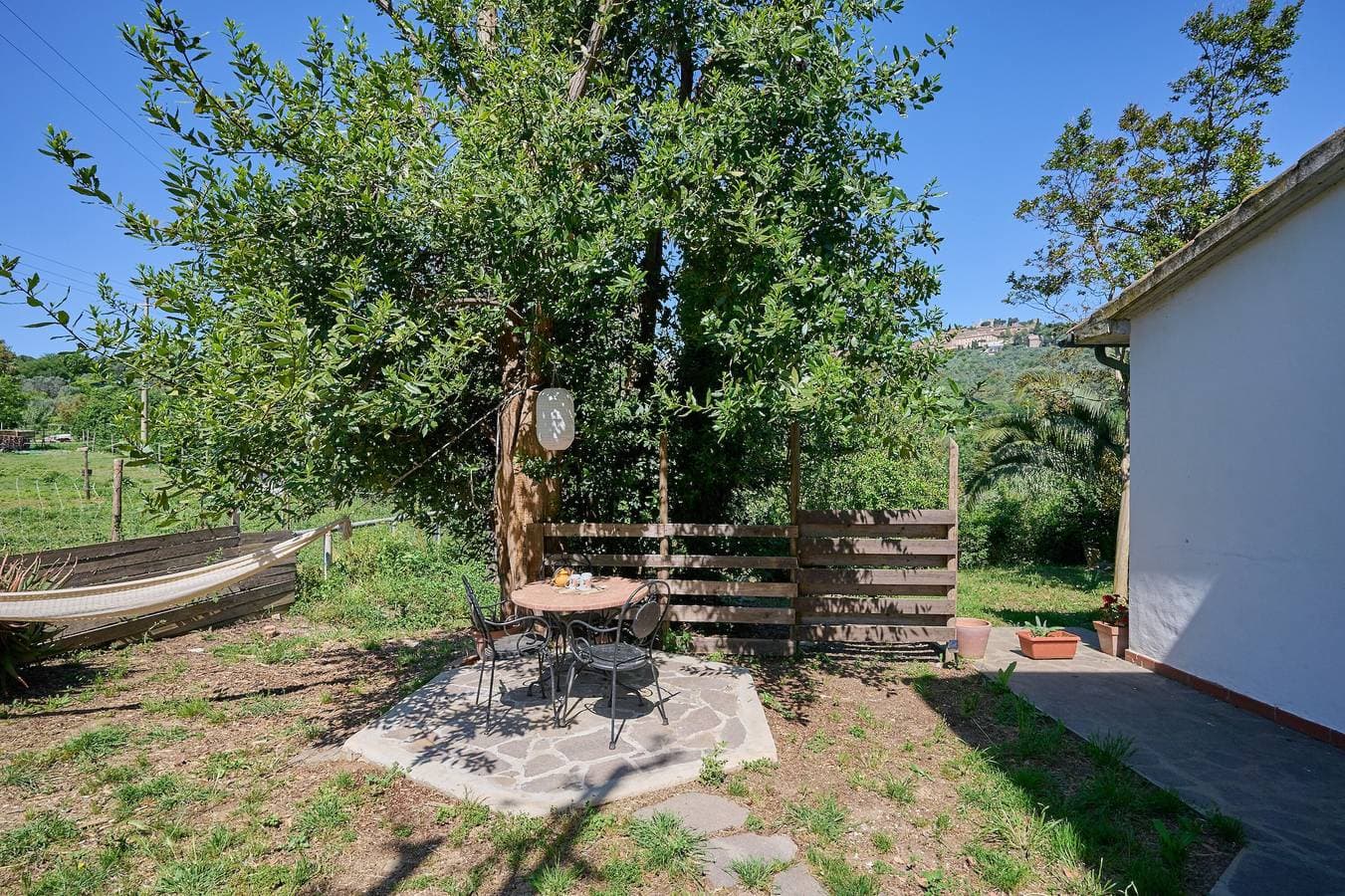 Foto 9 von 35: Zimmer „Camera D’ambra“ mit privater Terrasse, Garten und WLAN