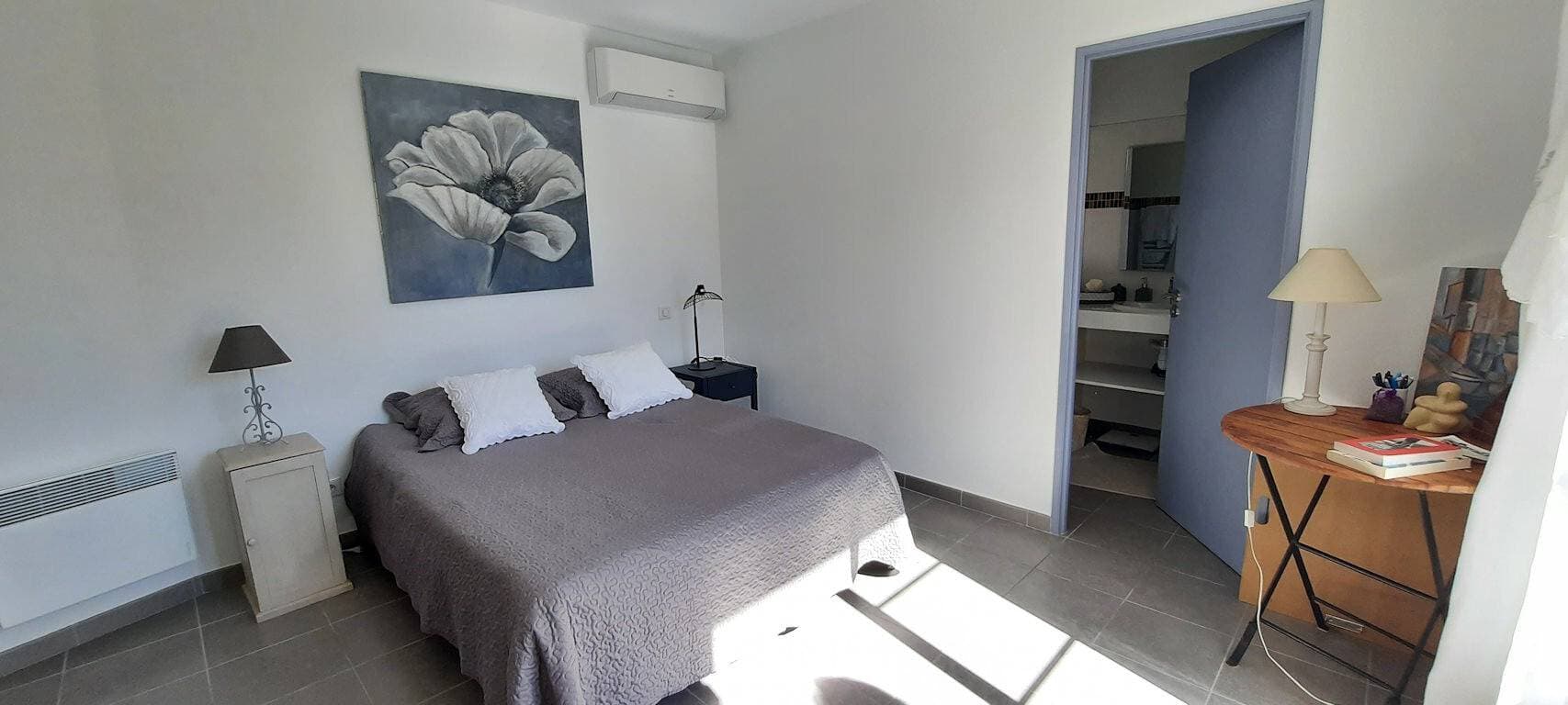 Foto 11 von 19: Bed and Breakfast 'Chambre Cézanne' mit Bergblick, Gemeinschaftspool und Klimaanlage