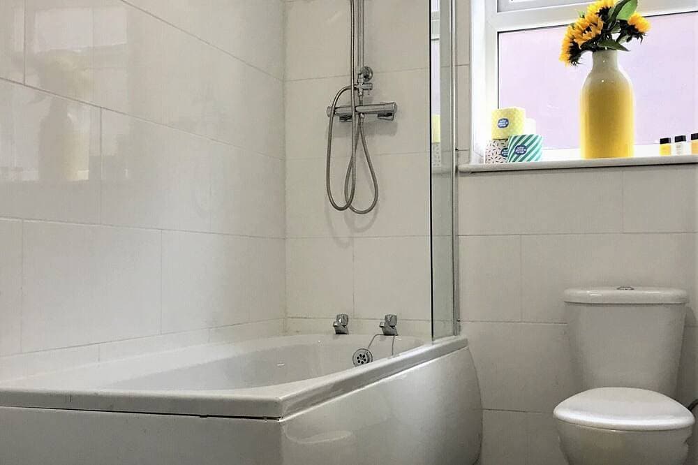 Foto 8 von 28: Apartment-Komfort-Eigenes Badezimmer-Strassenblick