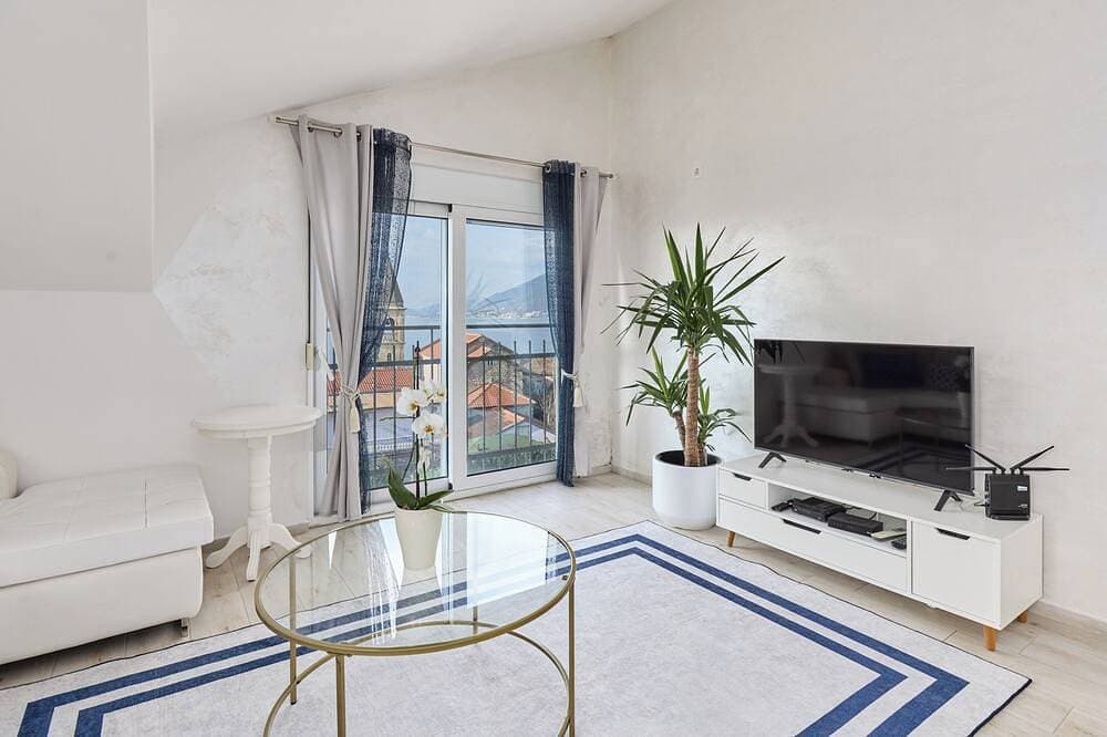 Foto 12 von 30: ❤️Bayview Tivat 2-bedroom Apartment| Seaview| Parking| Fast WIFI| 72m² Equipped