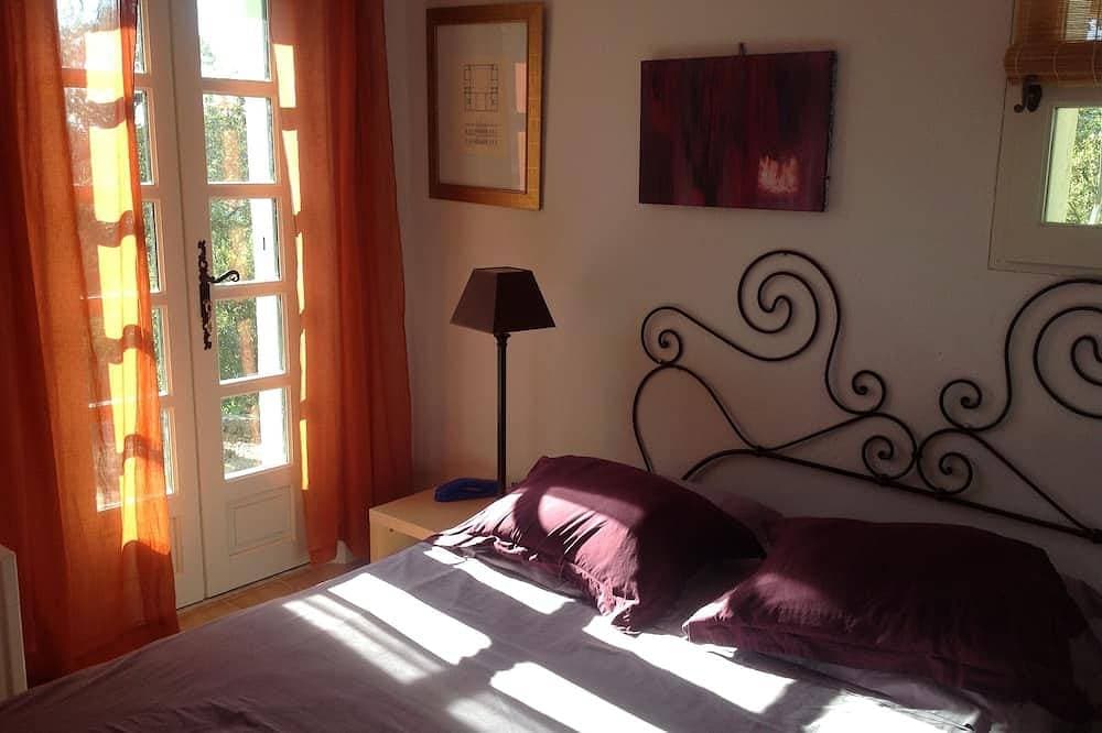 Foto 3 von 28: T1 charmantes klassifiziertes *** im Erdgeschoss der Villa mit Garten und Pool, eigenem Seezugang