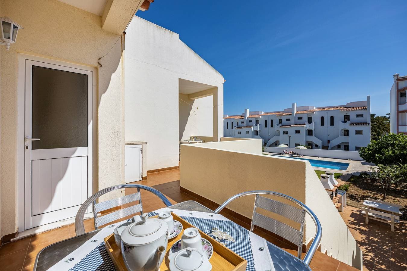 Foto 7 von 31: Ferienwohnung Villas Brites nº4 mit gemeinschaftlich genutztem Pool, garten, Balkon und WLAN