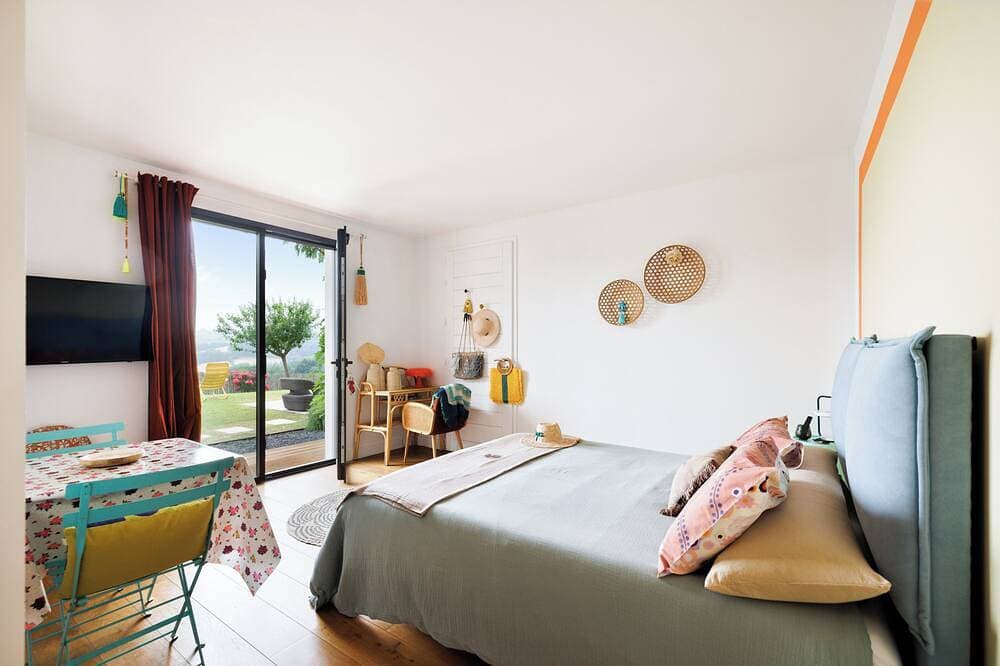 Foto 2 von 12: Spacious Ursuya studio with mountain views, spa & pool access