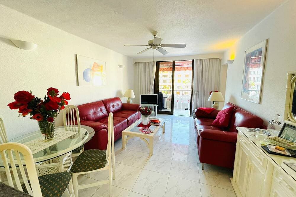 Foto 3 von 30: Parque Santiago 1-2 bed 2 bath-sea front-Pool view. step free access.