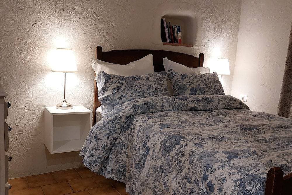Foto 4 von 11: In the heart of a medieval French village. One bed apartment. Pet friendly