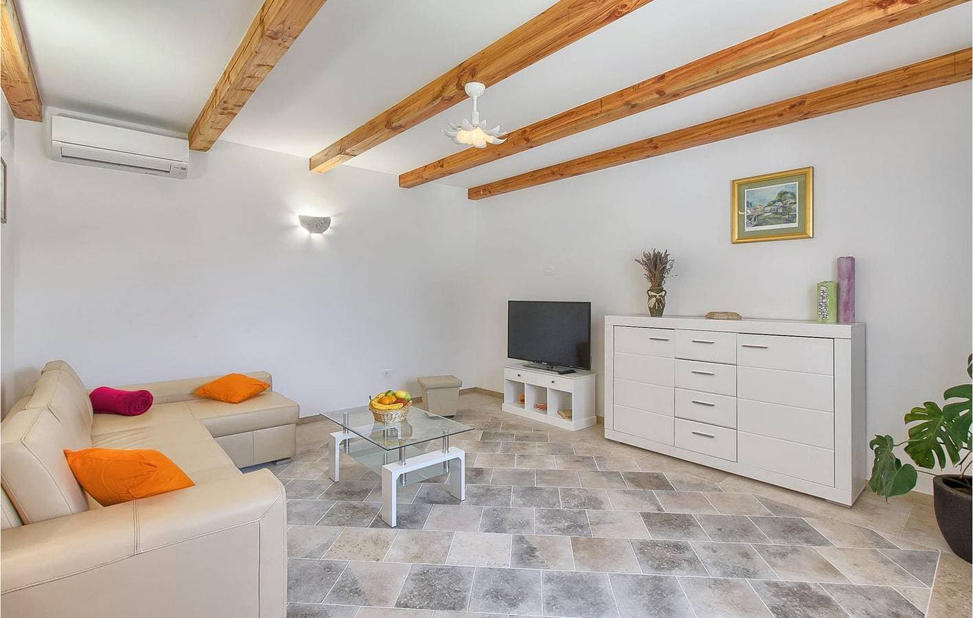 Foto 3 von 36: Gemütliche 100 m² große Wohnung mit Pool, WLAN und Parkplatz in der Nähe der Restaurants in Kringa