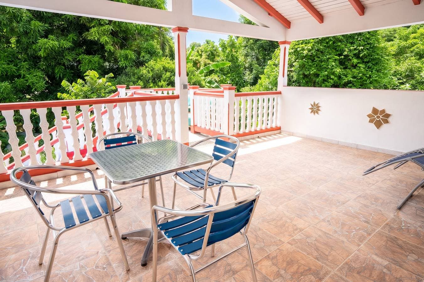 Foto 3 von 36: Meerblick-Haus in Vieux-Habitants mit Terrasse