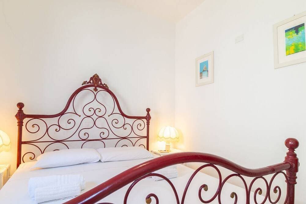 Foto 4 von 30: Overlooking the incredible beauty of the San Giovanni di Sinis coast, Villa Maestrale is an exclusive residence designed for those seeking privacy, comfort, and a breathtaking sea view.The spacious and bright villa comprises four bedrooms, one of which i