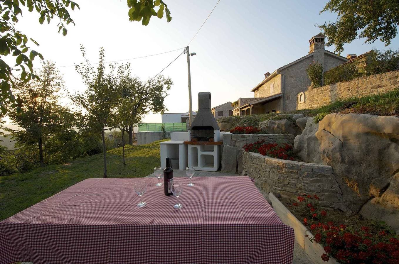 Foto 3 von 25: Ferienhaus in ruhiger Lage mit Pool
