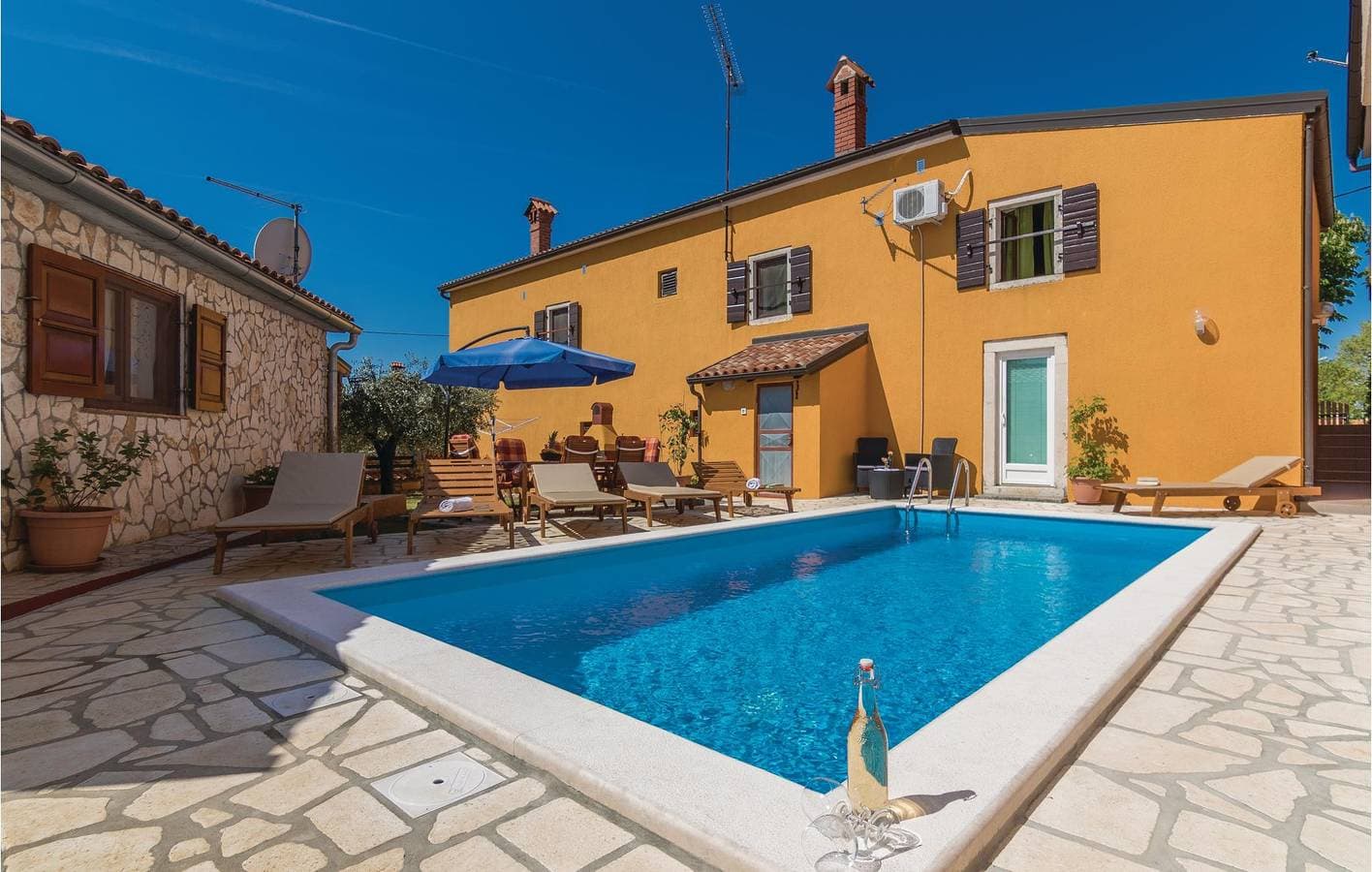 Foto 6 von 22: Charmantes Apartment mit Pool und WLAN, nur wenige Schritte von den Restaurants in Barat entfernt