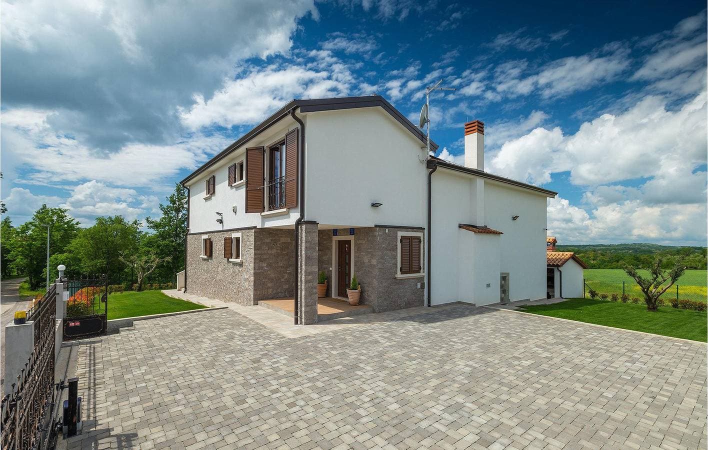 Foto 5 von 61: Geräumige 280 m² große Wohnung mit Pool, WLAN, Klimaanlage und Parkplatz