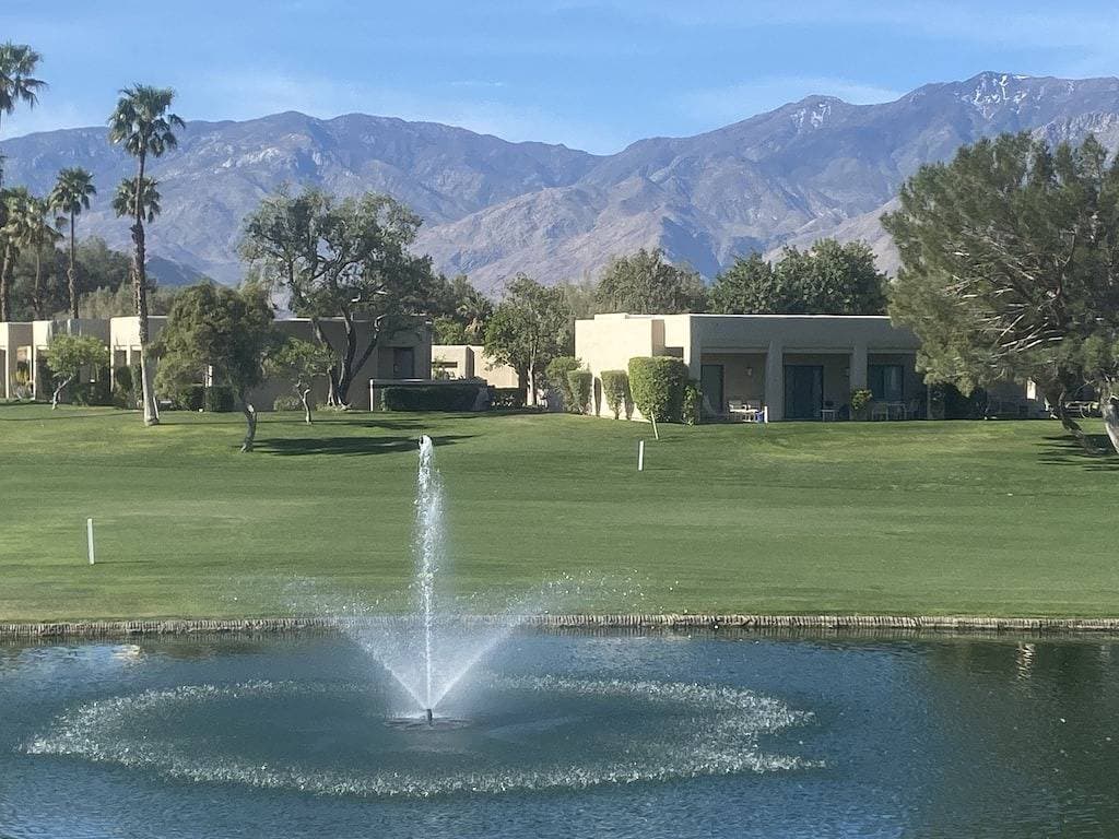 Foto 2 von 27: Stunning lake, golf course and Mountain View’s.