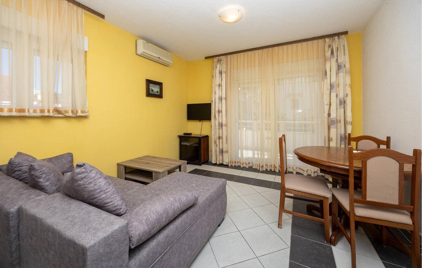 Foto 6 von 22: Urlaub am Meer: Gemütliche Ferienwohnung mit Terrasse und WLAN, 600 m vom Strand Uvala Bočići entfernt