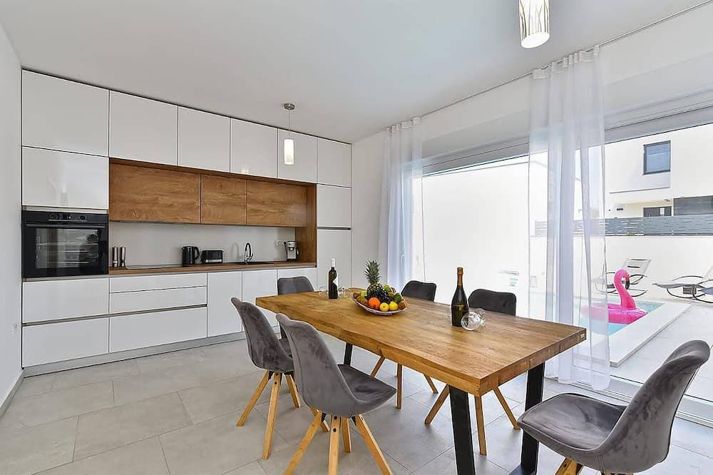 Foto 12 von 28: Beautiful home in Peroj with private swimming pool, can be inside or outside