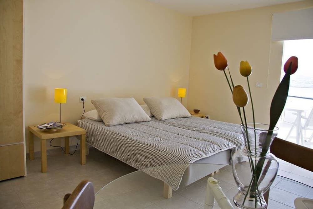 Foto 3 von 18: Studio mit Pool, Terrasse und Meerblick