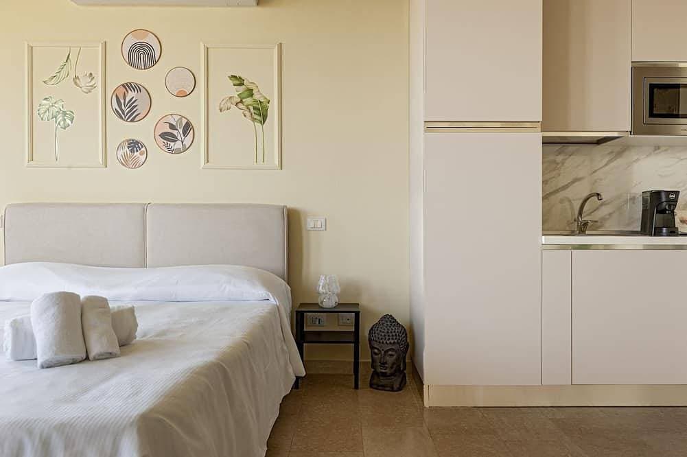 Foto 5 von 20: The recently renovated apartment is a small gem, perfect for two guests. The interiors are modern, thoughtfully designed, and finished with great attention to detail to ensure maximum comfort. It features a cozy double bedroom, a bright living area with