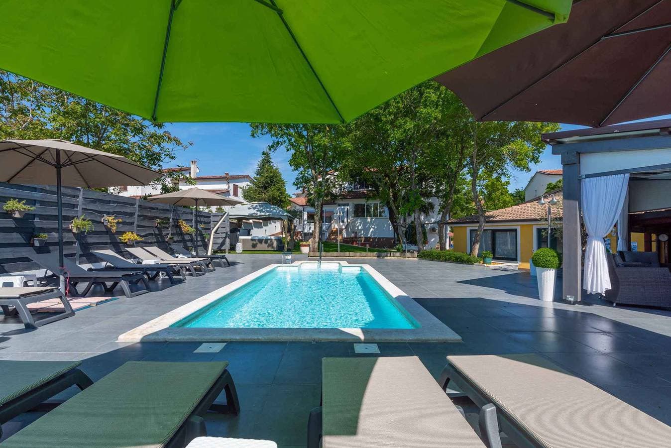 Foto 3 von 35: Ferienwohnung mit Pool und Klimaanlage