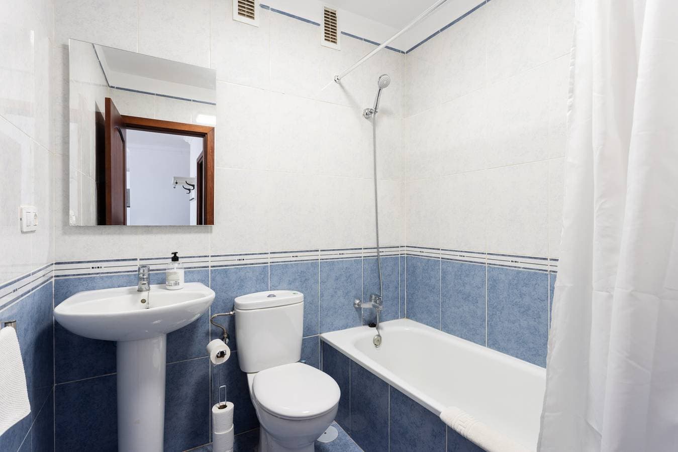 Foto 13 von 37: Ferienwohnung für 4 Personen mit Terrasse