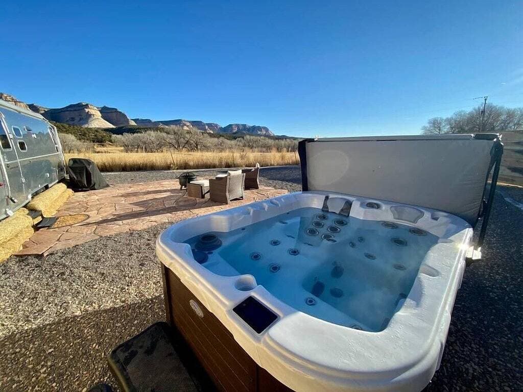 Foto 3 von 39: Luxus Airstream in der Nähe von Zion | Whirlpool Sauna Ausblick