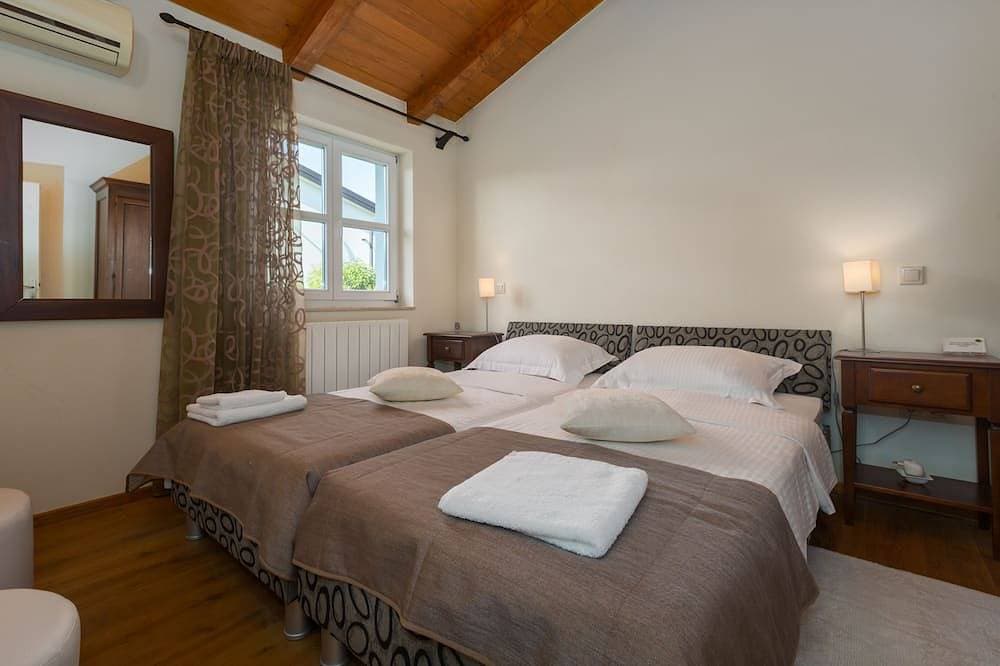 Foto 2 von 30: Traumhafte Villa bis 12 Personen mit Meerblick und Sommerküche.