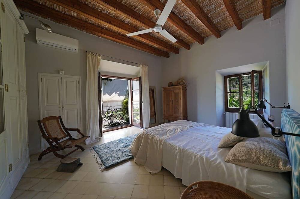 Foto 3 von 30: Stylish mansion in an enchanting garden in Biniaraix for 10 people