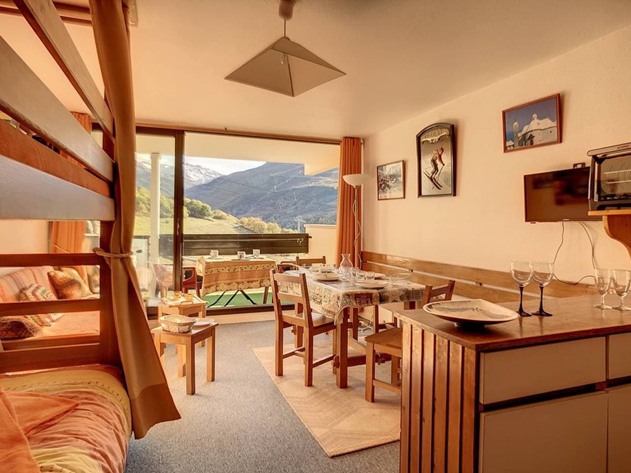 Helles Studio in Les Menuires, ski-in/ski-out, Balkon 1