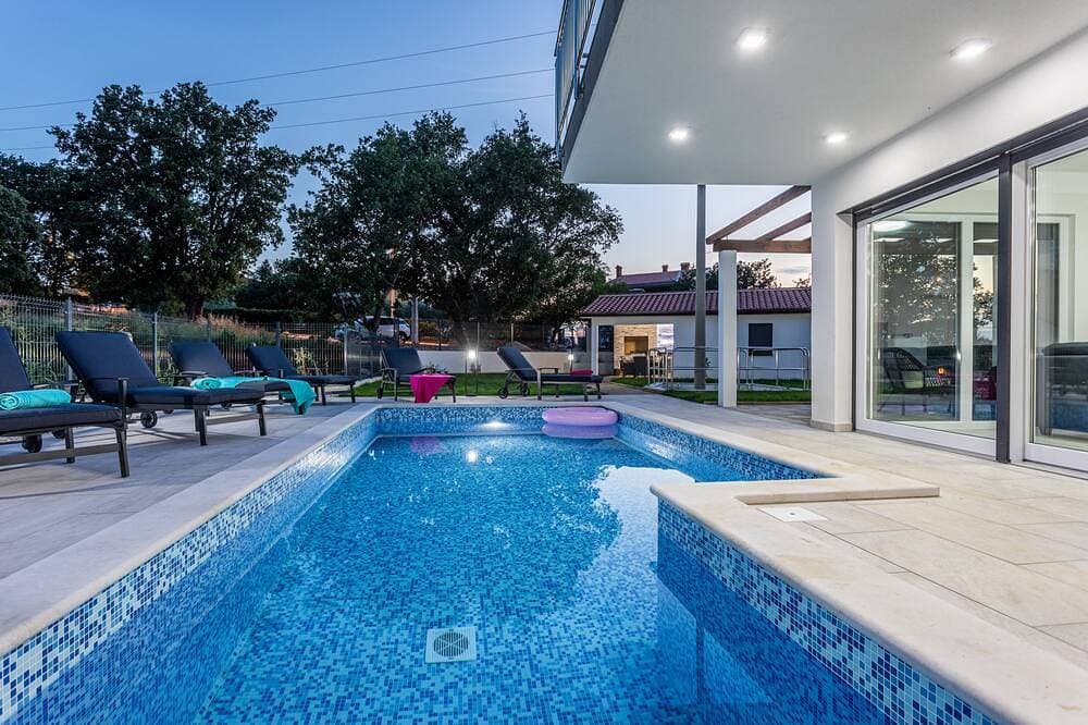 Villa Jelena | 4-Sterne-Villa mit beheiztem Pool, Privatsphäre & Grillhaus 1
