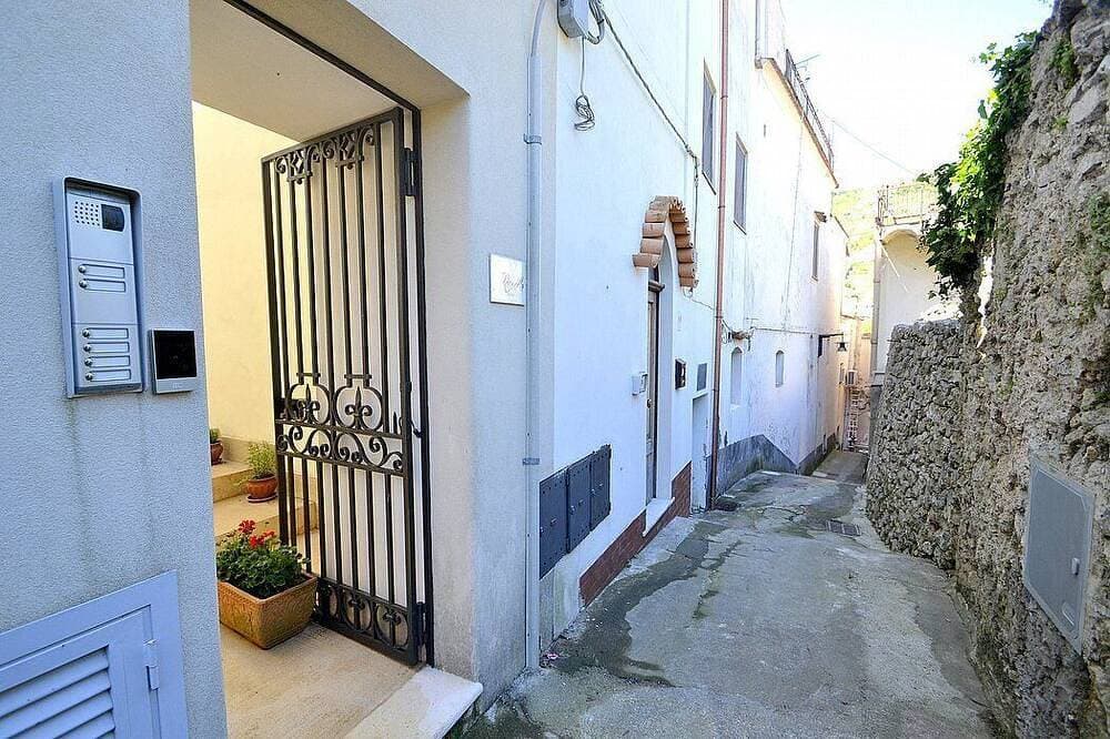 Foto 8 von 19: Villa Elicona A: A welcoming apartment situated in a central location, at a short distance from the Cathedral of Ravello, with Free Wi-Fi.