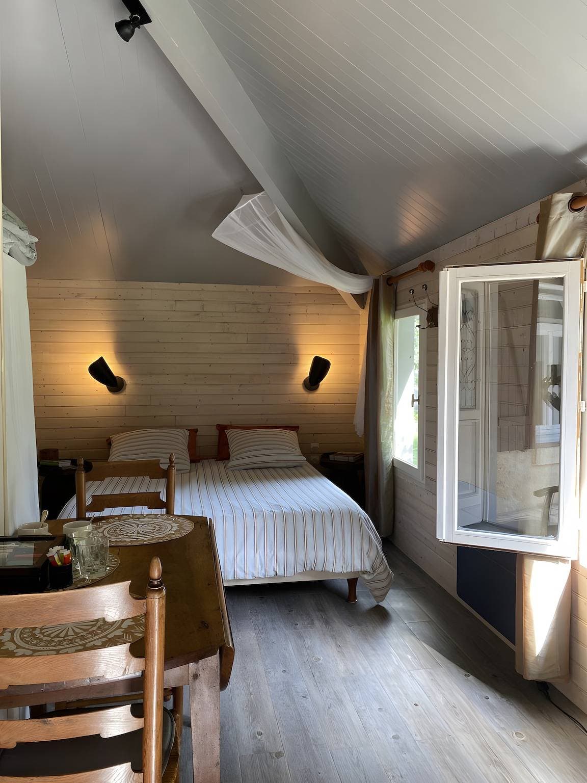 Foto 8 von 19: Gästezimmer 'La Coudraie' mit gemeinsamer Terrasse und gemeinsamem Garten