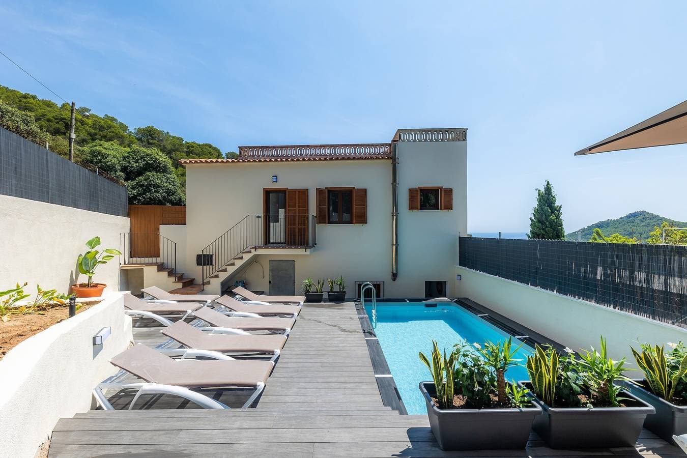 Foto 3 von 30: Ferienhaus Sestel mit Meerblick, Pool, Balkon, Garten & Terrasse