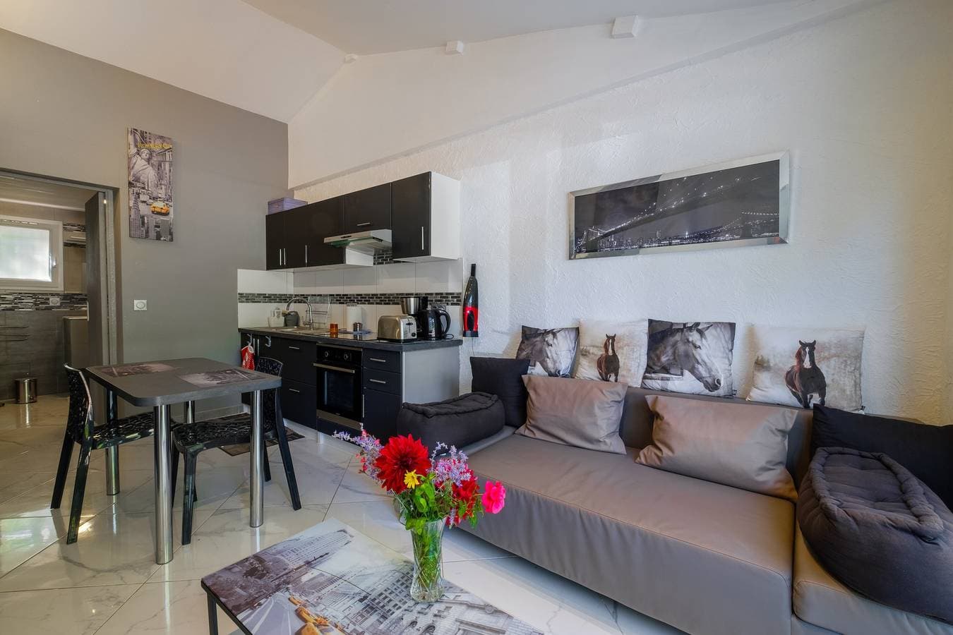 Foto 7 von 25: Ferienwohnung "Lou Paradou" mit Gemeinschaftspool, privater Terrasse und WLAN