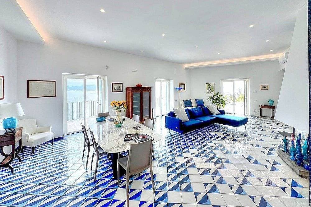 Foto 2 von 30: Villa Teti: A bright three-story villa built sheer above the sea, with Free Wi-Fi.