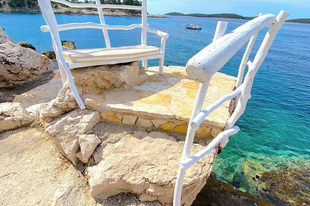 Foto 12 von 16: House for two with a private terrace located directly on the beach, town Hvar